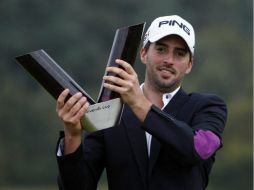 El golfista inglés se muestra muy contento tras obtener su primer título. AP  /