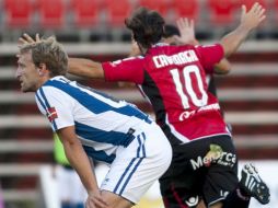 El centrocampista de la Real Sociedad Diego Rivas (i), muestra su decepción tras la segunda anotación de Fernando Cavenaghi. EFE  /