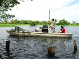 Una familia se transporta en canoa, debido a las constantes inundaciones que han golpeado a Tabasco. EFE  /