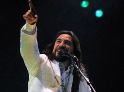 El cantante no sólo se animó a un solo de batería para algunas baladas rítmicas, sino que además hizo el zapateado michoacano. ARCHIVO  /