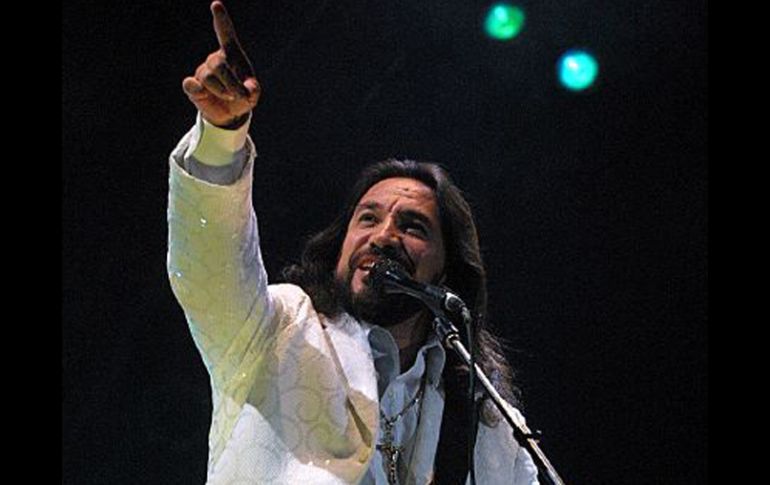 El cantante no sólo se animó a un solo de batería para algunas baladas rítmicas, sino que además hizo el zapateado michoacano. ARCHIVO  /