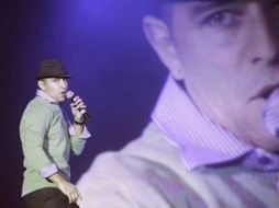El estadounidense Edward Pimentel canta en el Mundial de karaoke. AP  /