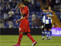 Luis Fabiano sale de la cancha derrotado mientras que los jugadores del Hércules festejan su triunfo. REUTERS  /