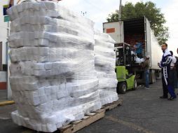 Personas en Puebla cargan artículos para los damnificados por las inundaciones en Veracruz. NTX  /