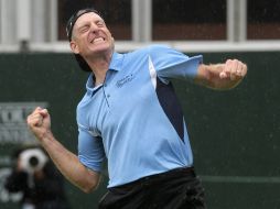 El golfista estadounidense Jim Furyk  feliz por el triunfo por llevarse The Tour Championship en Atlanta. AP  /