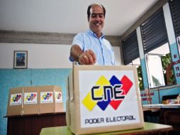 Las mesas electorales se comenzaron a cerrar a las 18:00 horas locales. En la foto, Julio Borges, candidato, emite su voto. AFP  /