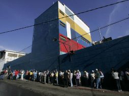 Venezolanos hacen fila para emitir su voto. AP  /