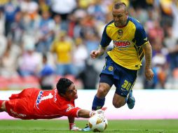 Matías Vuoso (der.) se quita al portero Oswaldo Sánchez para anotar su primer gol del partido. MEXSPORT  /