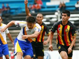 La zaga tapatía se queda pasmada viendo al delantero Juan Manuel Sara disparar. MEXSPORT  /