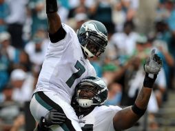 Michael Vick (7) celebra el triunfo con su compañero el tackle Jason Peters. AP  /