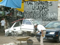Uno de los numerosos 'deshuesaderos' en la zona metropolitana donde distribuyen autopartes. EL INFORMADOR  /