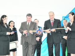 El rector monseñor Guillermo Alonzo Velasco (derecha), en la ceremonia de apertura. E. FLORES  /