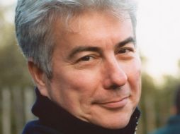 Ken Follett cobró por su obra The Century más de 43 millones de dólares. ESPECIAL  /