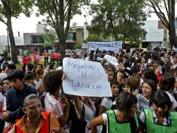 El pasado jueves, estudiantes de la Preparatoria 4 participaron en la última manifestación que llegó a Casa Jalisco. E. BARRERA  /