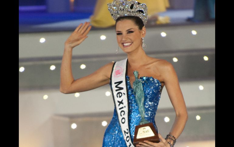 Karin se coronó la noche del sábado en Coahuila, distinción que recibió de manos de Jimena Navarrete, actual Miss Universo.NTX  /