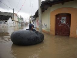 Un residente de San Cristobal de las Casas utiliza como medio de tr4ansporte un salvavidas. REUTERS  /