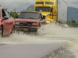 La carretera federal Teapa-Villahermosa está inundada por las precipitaciones provocadas por la tormenta tropical. EL UNIVERSAL  /