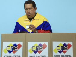 El presidente venezolano, Hugo Chávez, durante la emición de su voto. AFP  /