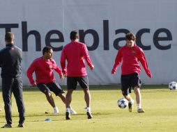 Lionel Messi controla el balón durante un entrenamiento con sus compañeros del Barcelona. REUTERS  /