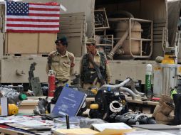 Soldados pakistaníes recuperan material de la OTAN. AFP  /