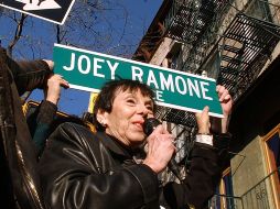 La placa en la que se lee ‘Joey Ramone Place’ tiene la misma estética que las señales verdes que marcan los nombres de las calles. AP  /