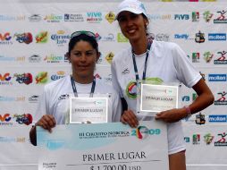 Bibiana Candelas y Mayra García reciben su premio al término de la competencia. MEXSPORT  /