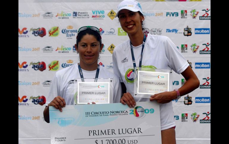 Bibiana Candelas y Mayra García reciben su premio al término de la competencia. MEXSPORT  /