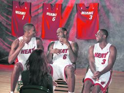 El súper trío de estrellas, Chris Bosh (1), LeBron James (6) y Dwayne Wade (3) están listos para iniciar la temporada. REUTERS  /