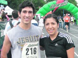 Ignacio Gómez Tagle y Katya Olivares, ganadores de la octava etapa que se efectuó en el Club Bancario. ESPECIAL  /