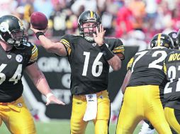 El cuarto quarterback de Pittsburgh, Charlie Batch (16), de 35 años, fue el artífice del triunfo de Acereros. AP  /