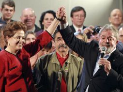 La candidata Dilma Rousseff con el presidente Luiz Inacio Lula da Silva, durante el cierre de campaña. REUTERS  /