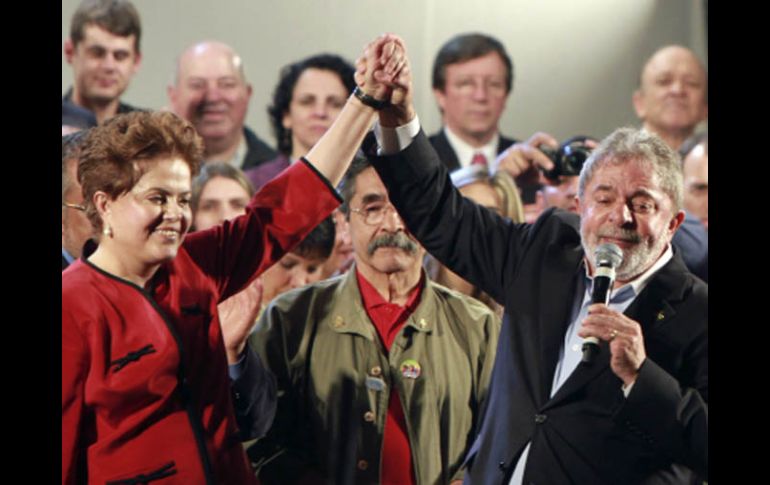 La candidata Dilma Rousseff con el presidente Luiz Inacio Lula da Silva, durante el cierre de campaña. REUTERS  /