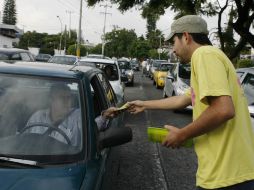 Integrantes del Consejo Ciudadano para la Movilidad Sustentable entregaron trípticos para concientizar a la población. M. FREYRIA  /