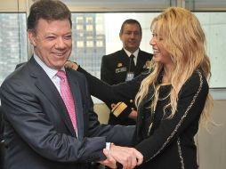 El mandatario colombiano Juan Manuel Santos y la cantautora Shakira. NTX  /