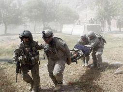 Soldados estadounidenses evacuan a un herido tras ser emboscados, en Kandahar. REUTERS  /