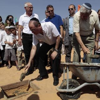 Abbas, pasivo en respuesta a reanudación de asentamientos