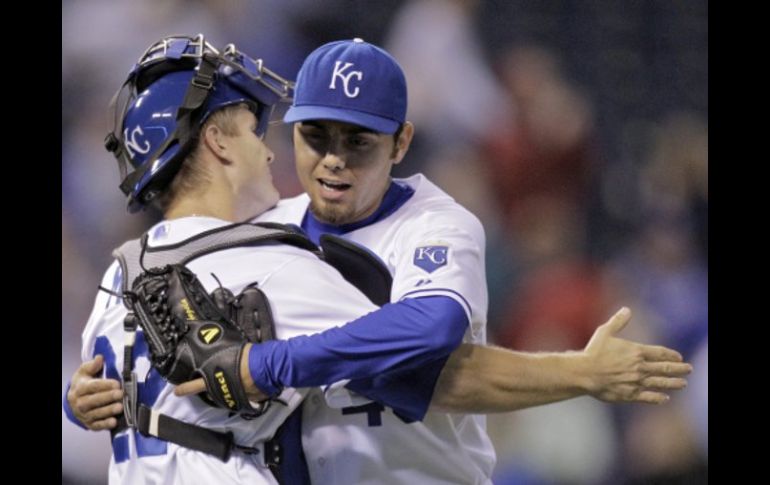 Joakim Soria (der.) festeja la victoria de su equipo y sus 42 salvamentos. AP  /