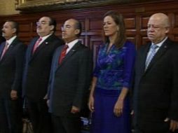 El Presidente Calderón estuvo acompañado de los representantes del Poder Judicial y Legislativo. ESPECIAL  /