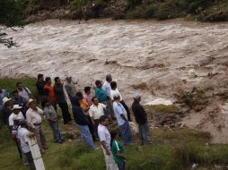 Los pobladores de comunidades vecinas están impedidos para llegar a auxiliar a Tlahuitoltepec por la crecida de los ríos. EFE-Archivo  /
