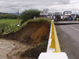 En la comundiad vecina de Macuilxóchitl, un puente registra serias afectaciones impidiendo la comunicación como la zona afectada. EFE  /