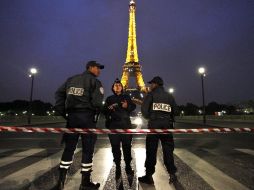 Por segunda ocasión en menos de dos semanas, la Torre Eiffel fue evacuada por una amenaza de bomba que luego resultaría falsa. AP  /