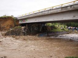 La situación de lluvias y lodazales ha provocado que la circulación de un puente sea interrumpida. EFE  /