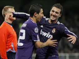 Di María e Higuaín festejan el gol del equipo Real Madrid en la Champions ante el Auxerre. REUTERS  /