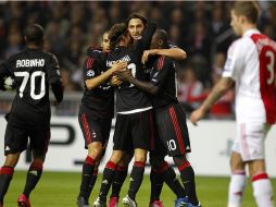 El Milán celebra el gol que le dá el empate ante el Ajax. AP  /