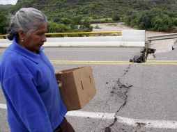 El río crecido en Macuilxóchit, Oaxaca, impide el paso a Tlahuitoltepec, donde alrededor de 300 viviendas quedaron sepultadas. EFE  /