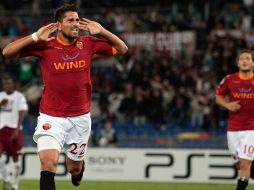 Marco Borriello del conjunto Roma (iz) festeja el gol para su equipo. AP  /