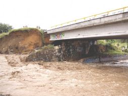 El puente que cruza el río Macuilxóchitl, de unos 70 metros de largo, está a punto de colapsarse. EL UNIVERSAL  /