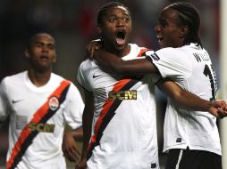 El jugador del Shakhtar Donetsk Luiz Adriano (cen) celebra su gol ante el S.C.Braga.EFE  /
