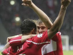 El jugador del Spartak de Moscú, Sergei Parshivlyuk (der), felicita a su compañero Ari, tras el gol conseguido ante el MSK Zilina. EFE  /