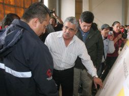 Francisco Blake Mora (izq.) encabeza una reunión en Oaxaca para supervisar los trabajos en Tlahuitoltepec. EL UNIVERSAL  /